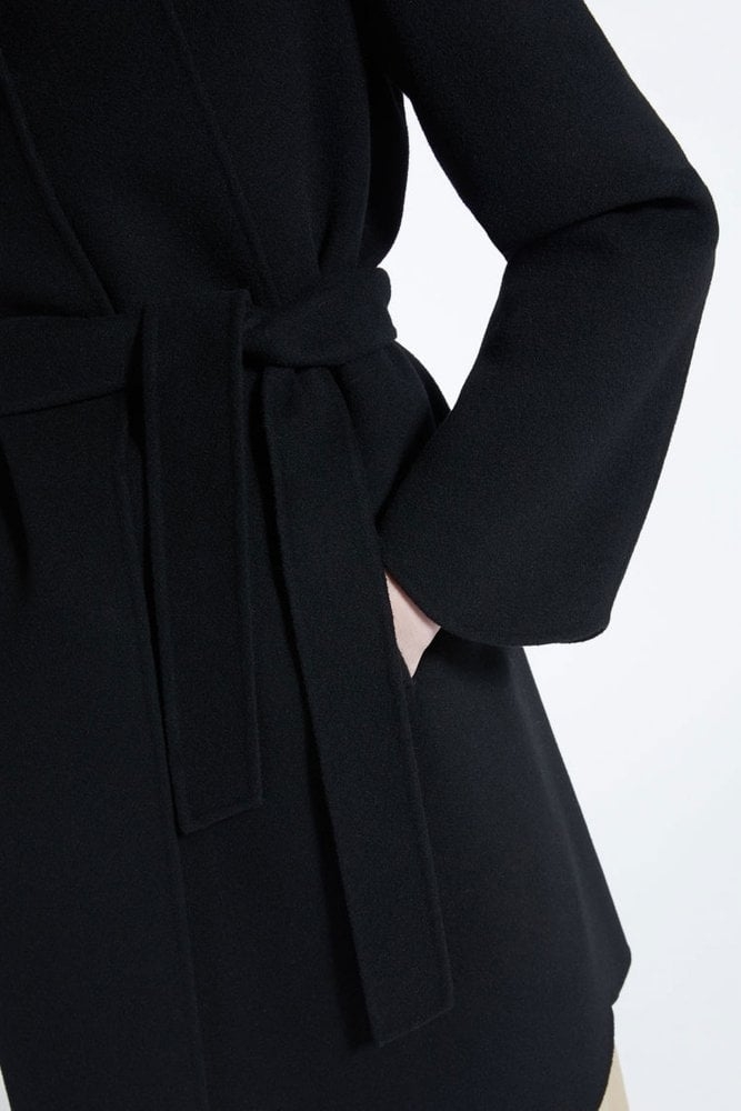 Черное пальто из шерсти 