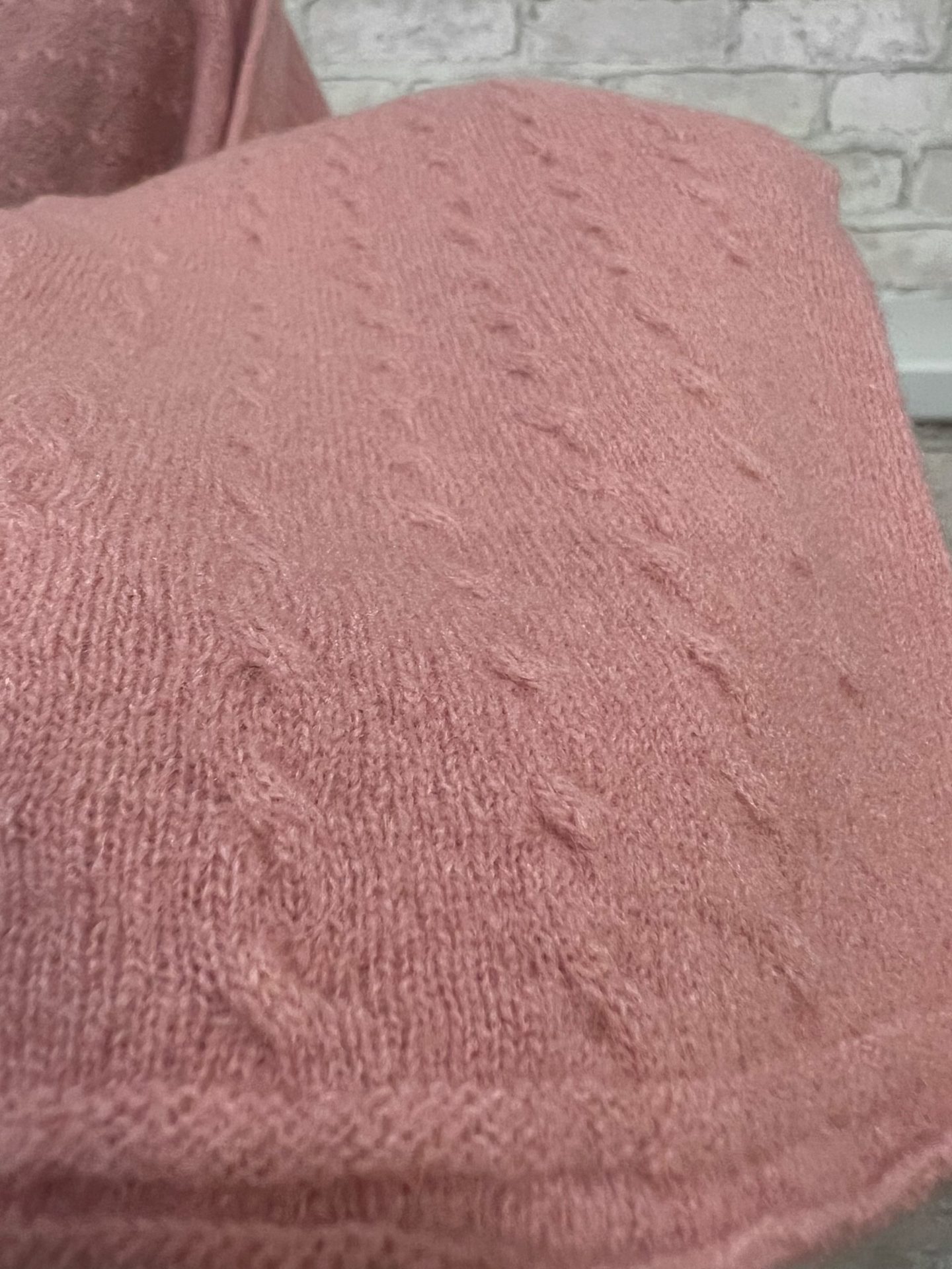 Пастельно — розовый джемпер узорной вязки 2
