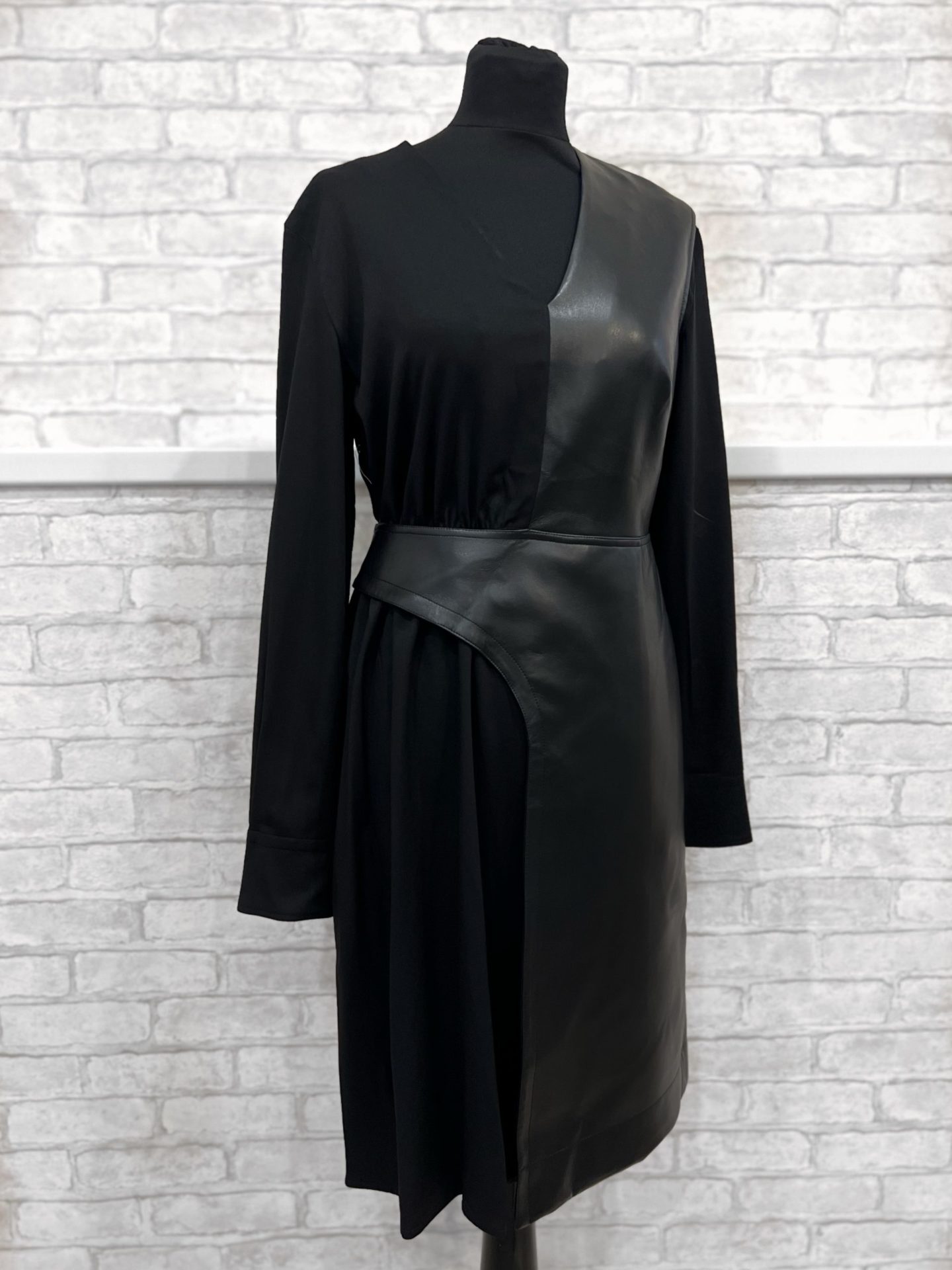 Черное платье из текстиля и экокожи 