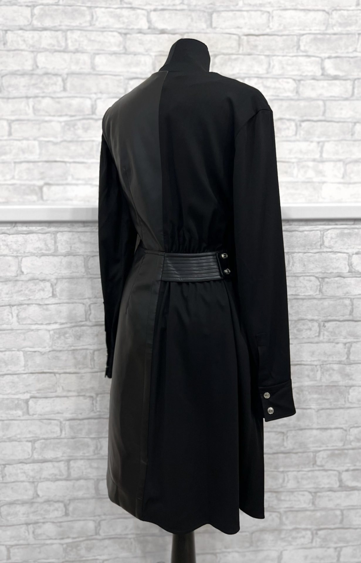 Черное платье из текстиля и экокожи 2