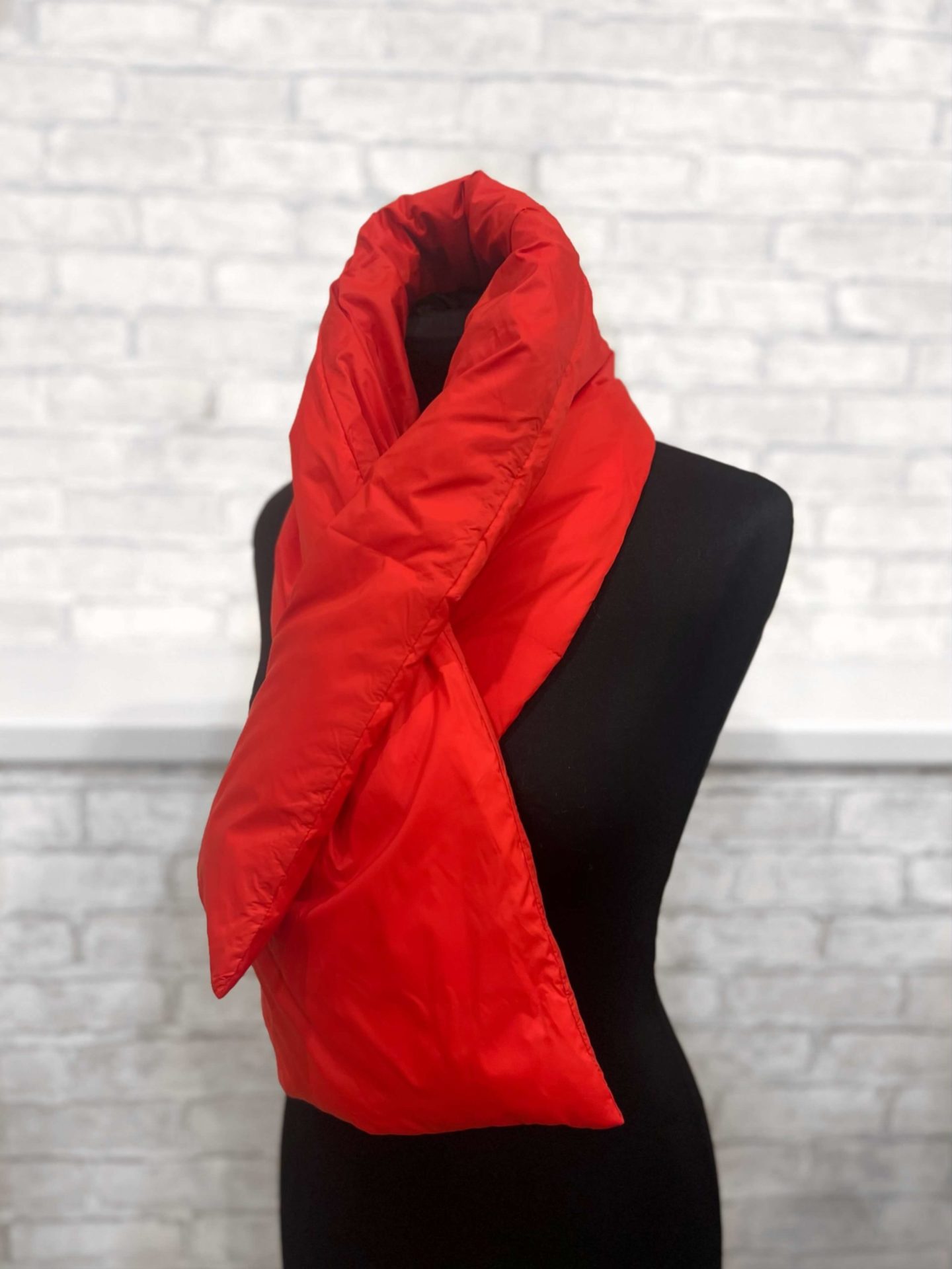 Красный шарф с утеплителем 1