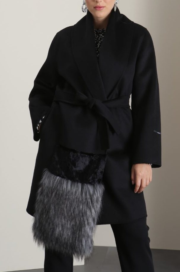 Черное пальто с декоративной деталью 1